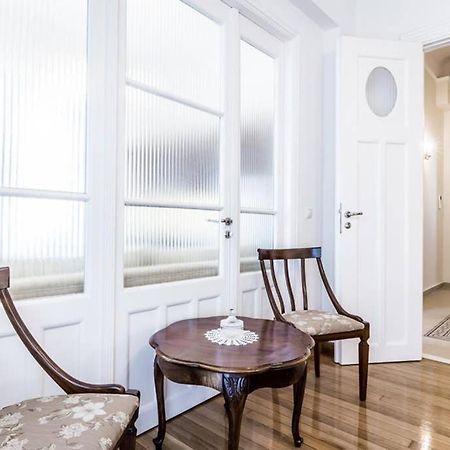 Neoclassical Apartment With 3 Bedrooms In พีเรียส ภายนอก รูปภาพ