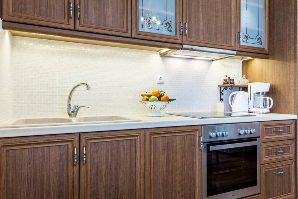 Neoclassical Apartment With 3 Bedrooms In พีเรียส ภายนอก รูปภาพ