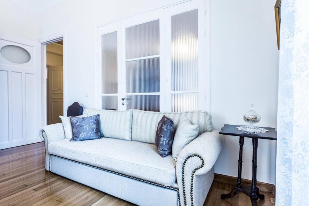 Neoclassical Apartment With 3 Bedrooms In พีเรียส ภายนอก รูปภาพ