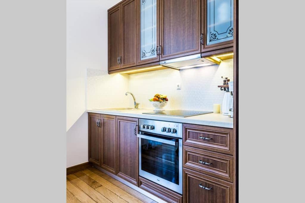 Neoclassical Apartment With 3 Bedrooms In พีเรียส ภายนอก รูปภาพ