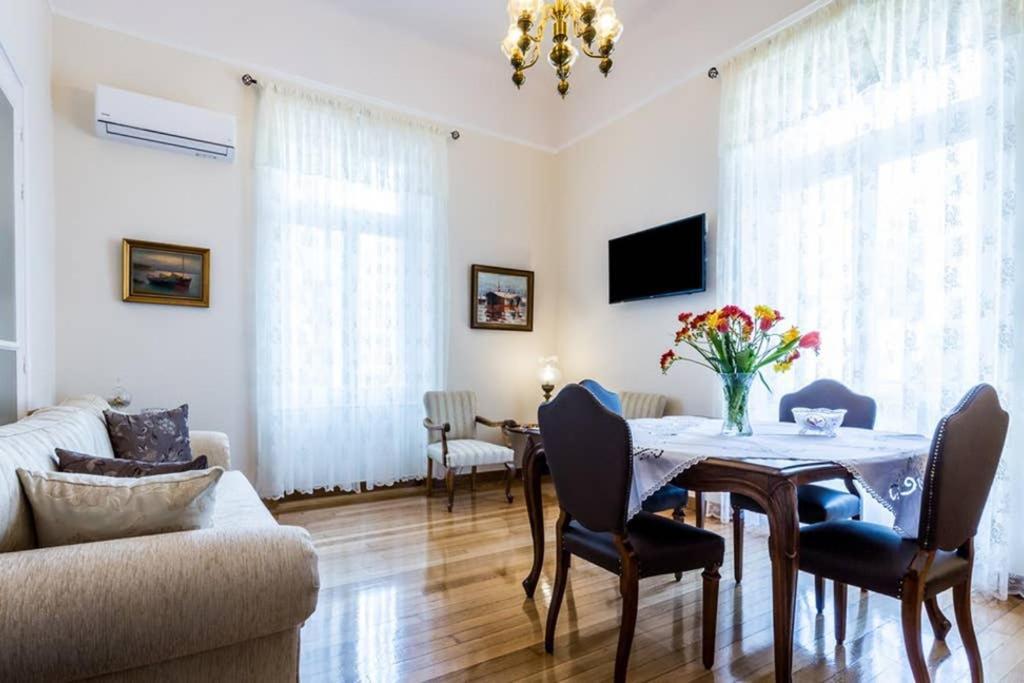 Neoclassical Apartment With 3 Bedrooms In พีเรียส ภายนอก รูปภาพ