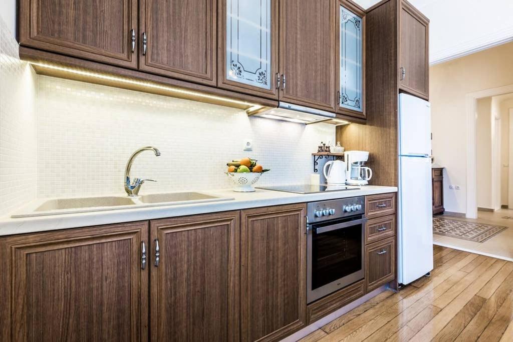 Neoclassical Apartment With 3 Bedrooms In พีเรียส ภายนอก รูปภาพ