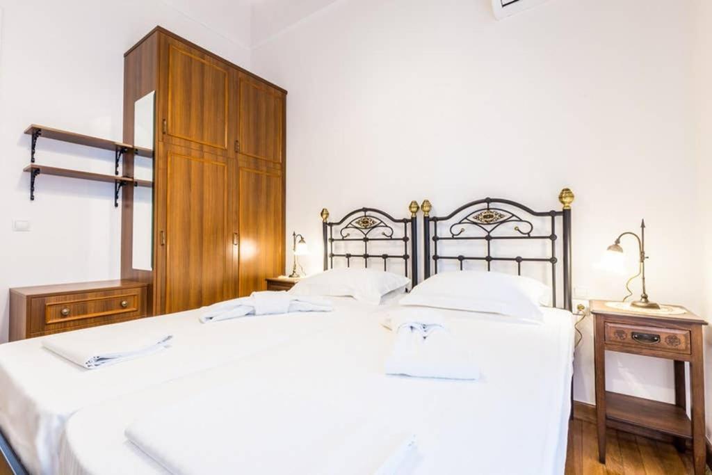 Neoclassical Apartment With 3 Bedrooms In พีเรียส ภายนอก รูปภาพ