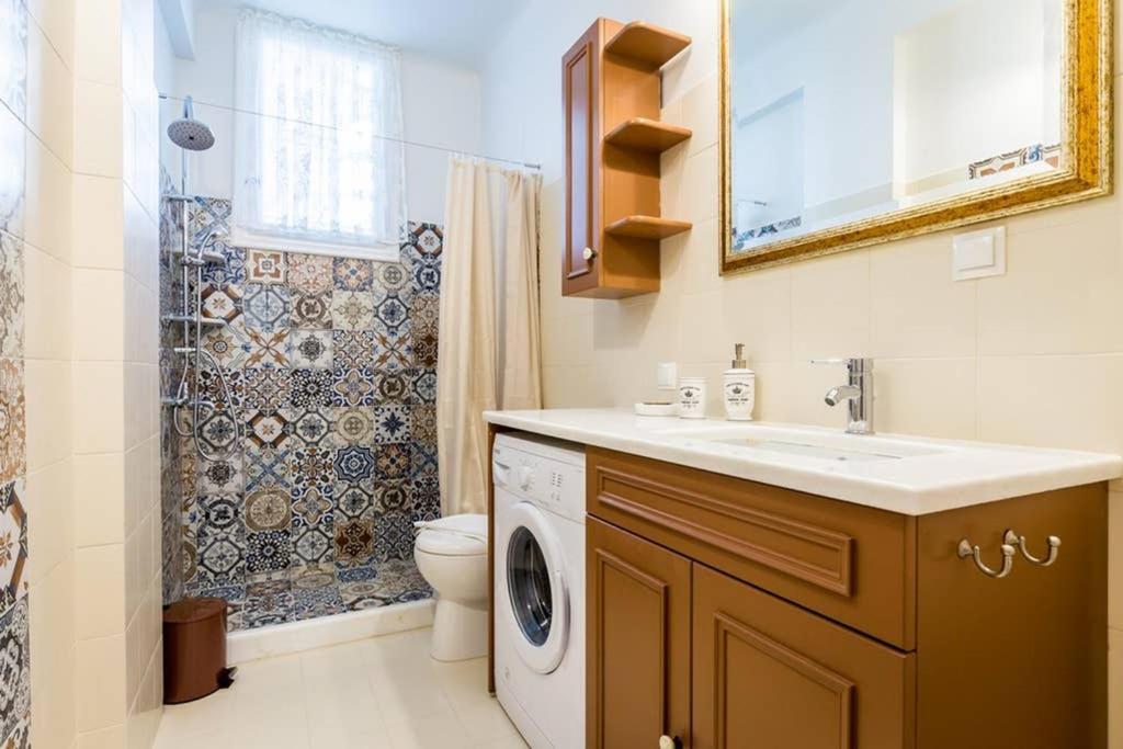 Neoclassical Apartment With 3 Bedrooms In พีเรียส ภายนอก รูปภาพ