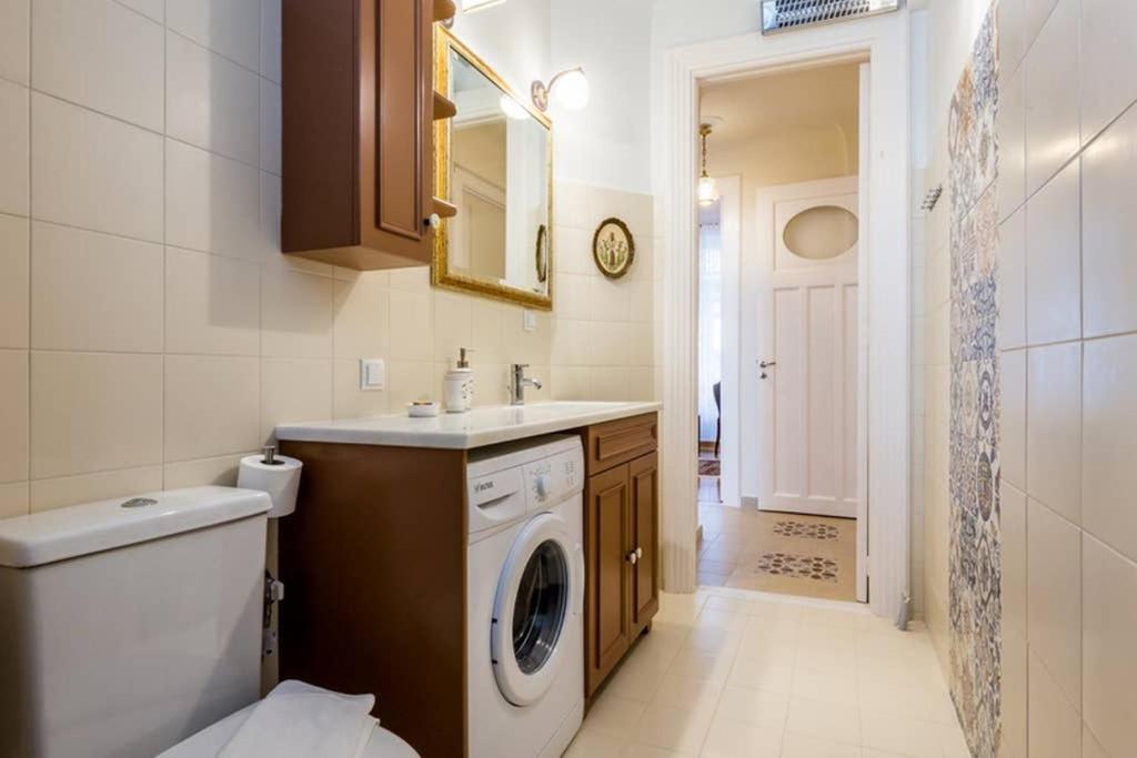 Neoclassical Apartment With 3 Bedrooms In พีเรียส ภายนอก รูปภาพ
