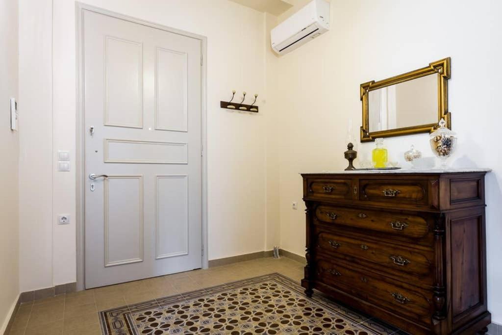 Neoclassical Apartment With 3 Bedrooms In พีเรียส ภายนอก รูปภาพ