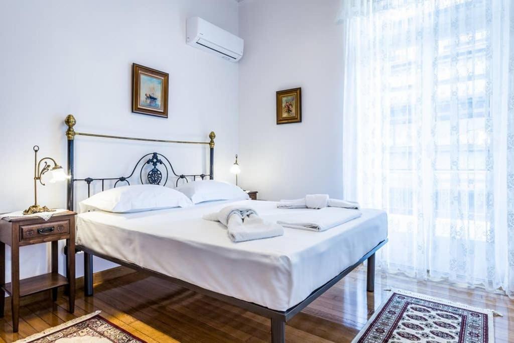 Neoclassical Apartment With 3 Bedrooms In พีเรียส ภายนอก รูปภาพ