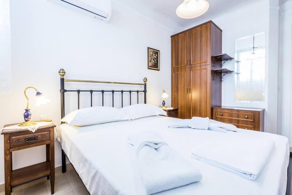 Neoclassical Apartment With 3 Bedrooms In พีเรียส ภายนอก รูปภาพ