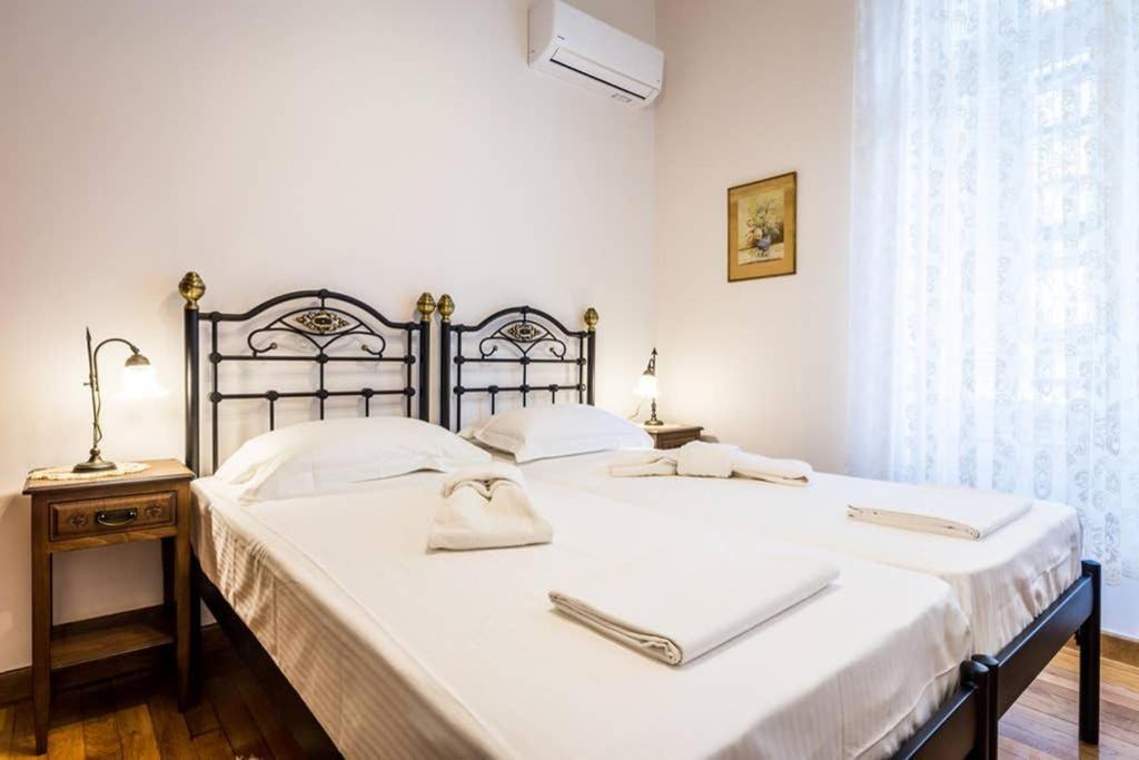 Neoclassical Apartment With 3 Bedrooms In พีเรียส ภายนอก รูปภาพ