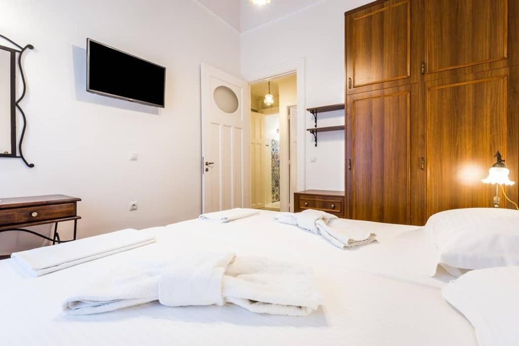 Neoclassical Apartment With 3 Bedrooms In พีเรียส ภายนอก รูปภาพ