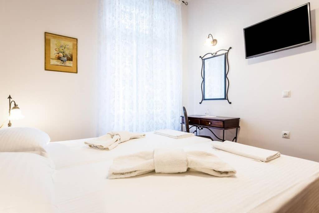 Neoclassical Apartment With 3 Bedrooms In พีเรียส ภายนอก รูปภาพ