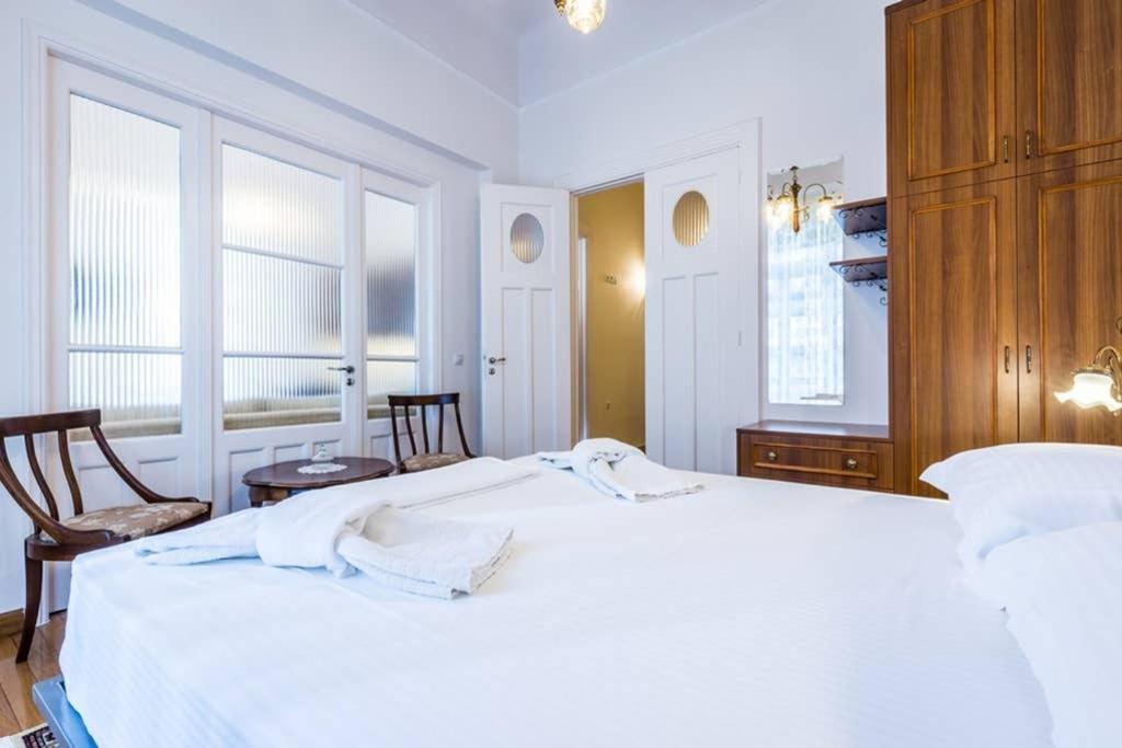 Neoclassical Apartment With 3 Bedrooms In พีเรียส ภายนอก รูปภาพ