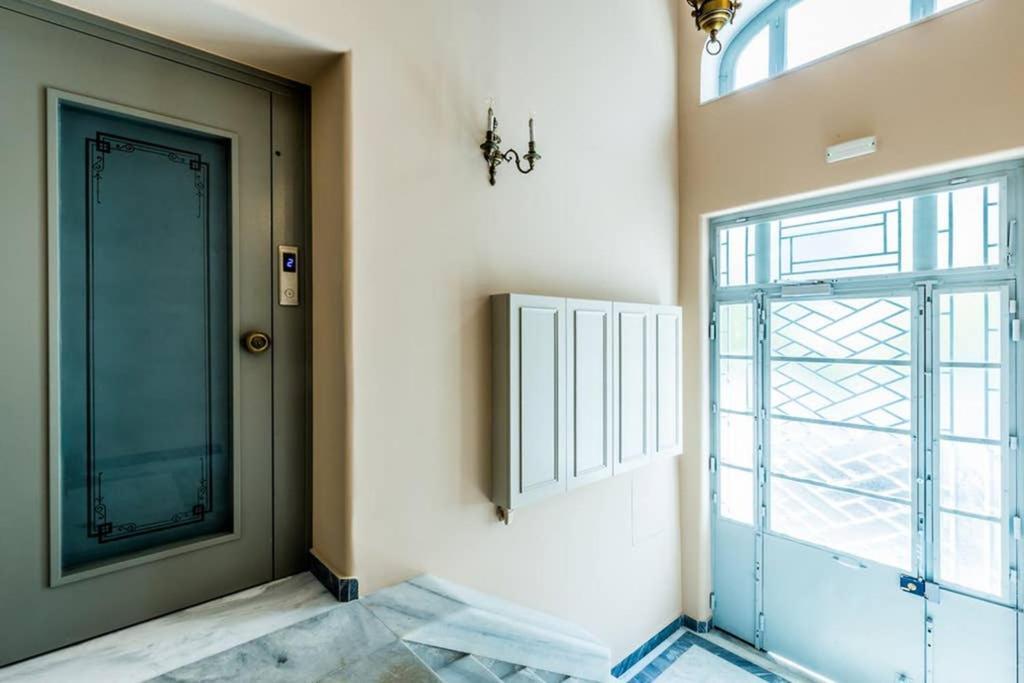 Neoclassical Apartment With 3 Bedrooms In พีเรียส ภายนอก รูปภาพ