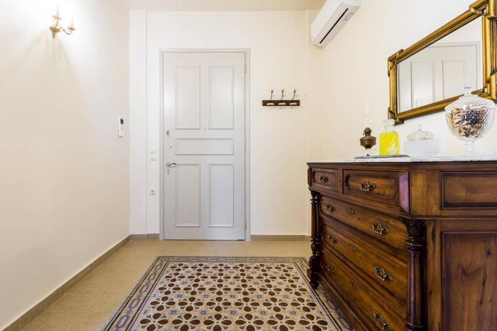 Neoclassical Apartment With 3 Bedrooms In พีเรียส ภายนอก รูปภาพ