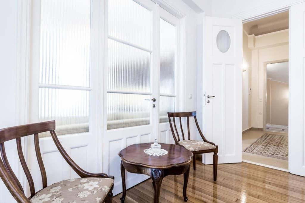 Neoclassical Apartment With 3 Bedrooms In พีเรียส ภายนอก รูปภาพ
